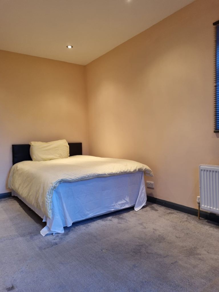 A large double room available to let with access to a private garden - CR7 ALL BILLS INCLUDED
