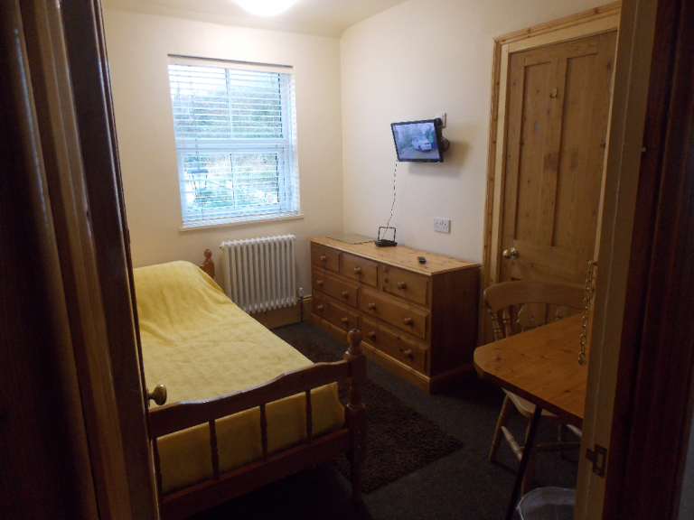 Single room to let in house share