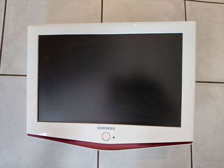 Samsung LE19R7 LCD TV 19 inch with Remote and Stand