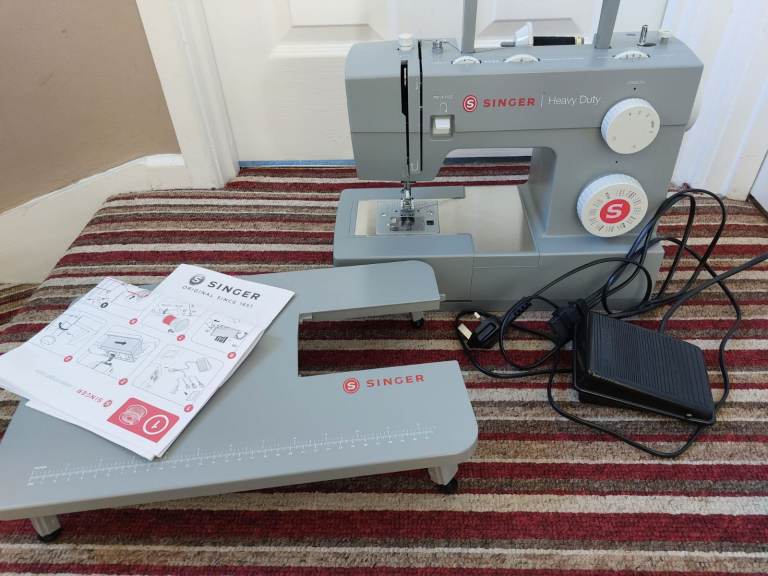 Reduced to sell. Singer Heavy Duty 4432 sewing machine