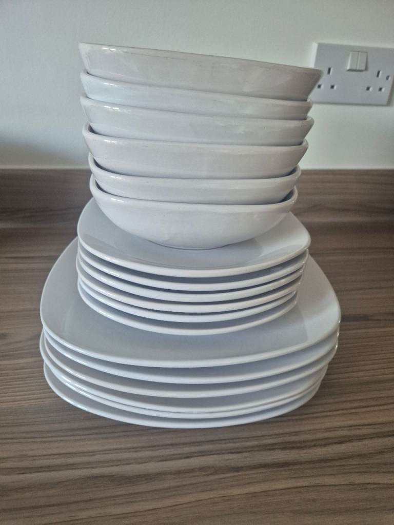 18 Piece White Ceramic Square Dinnerware Set – Good Condition