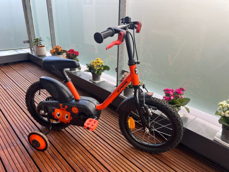 B'TWIN 14" child's Bike with stabilisers, good condition