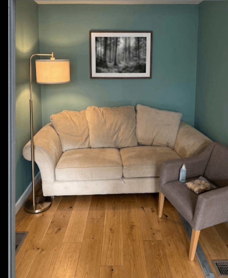 Comfortable cream sofa + Delivery available 