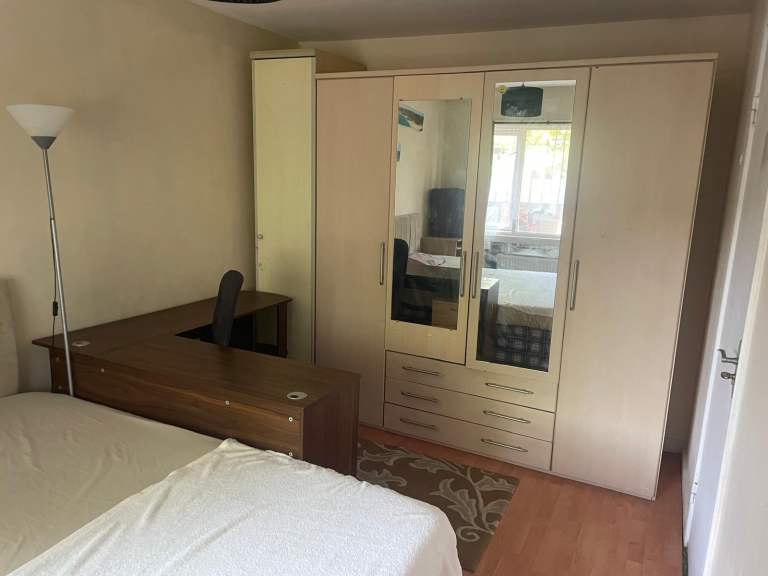 DOUBLE ROOM IN GOOD LOCATION TO RENT 