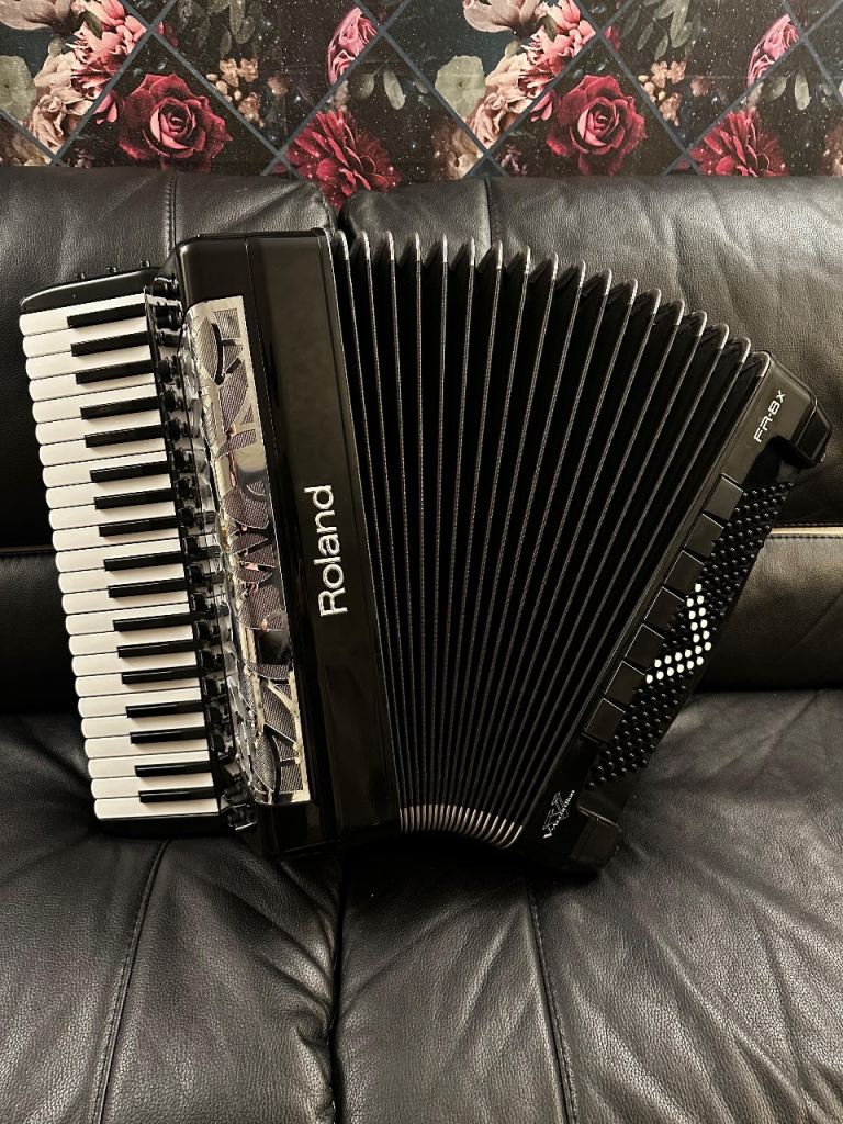 Roland FR8X accordion