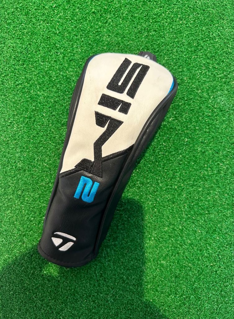 TAYLORMADE SIM 2 HYBRID HEADCOVER  w/ various club numbers tag.