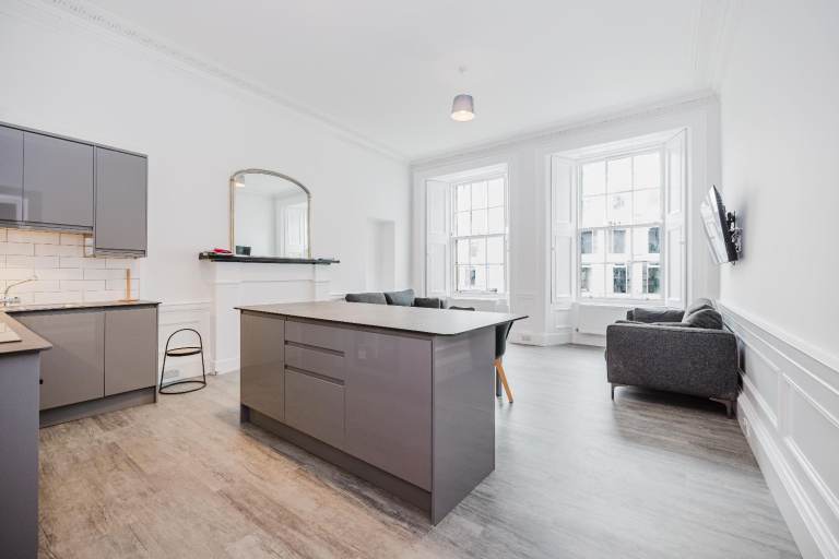 Refurbished, 4 bedroom, 2nd floor HMO flat with study, in very central location - available NOW