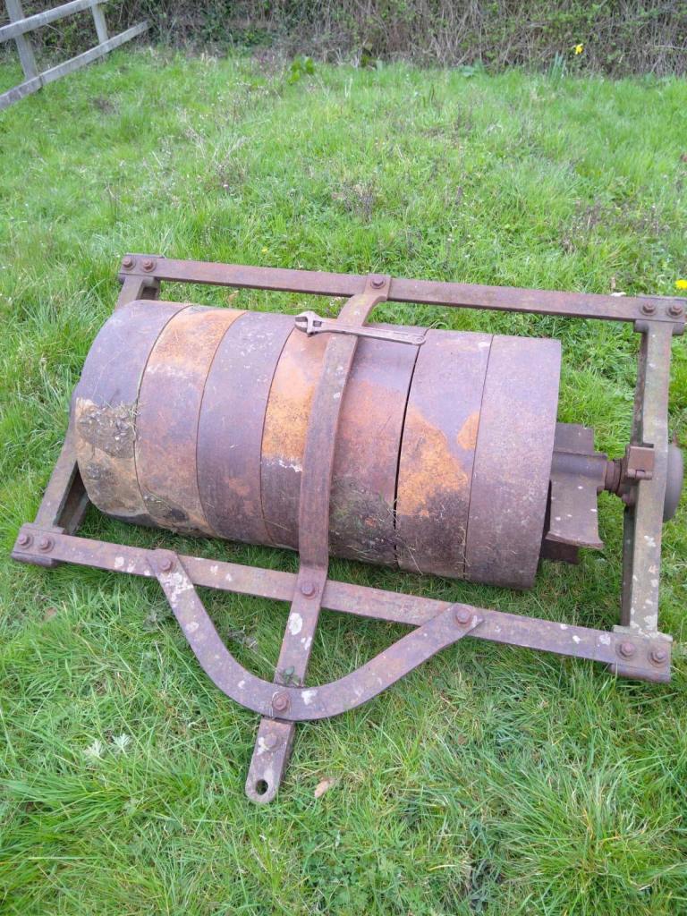 Agricultural field roller 