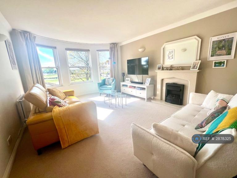2 bedroom flat in Beach Crescent, Littlehampton, BN17 (2 bed) (#2878325)