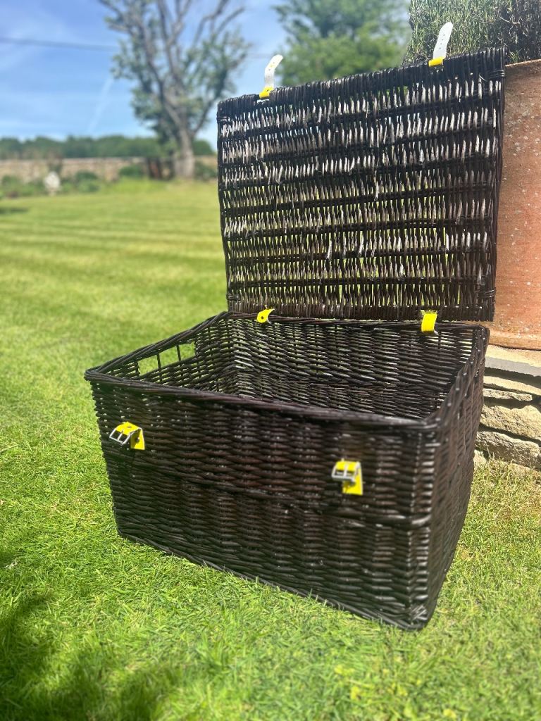 Large wicker hamper 