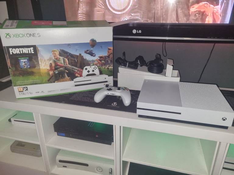 Xbox One S 1Tb & Controller (Orginal & Boxed) 