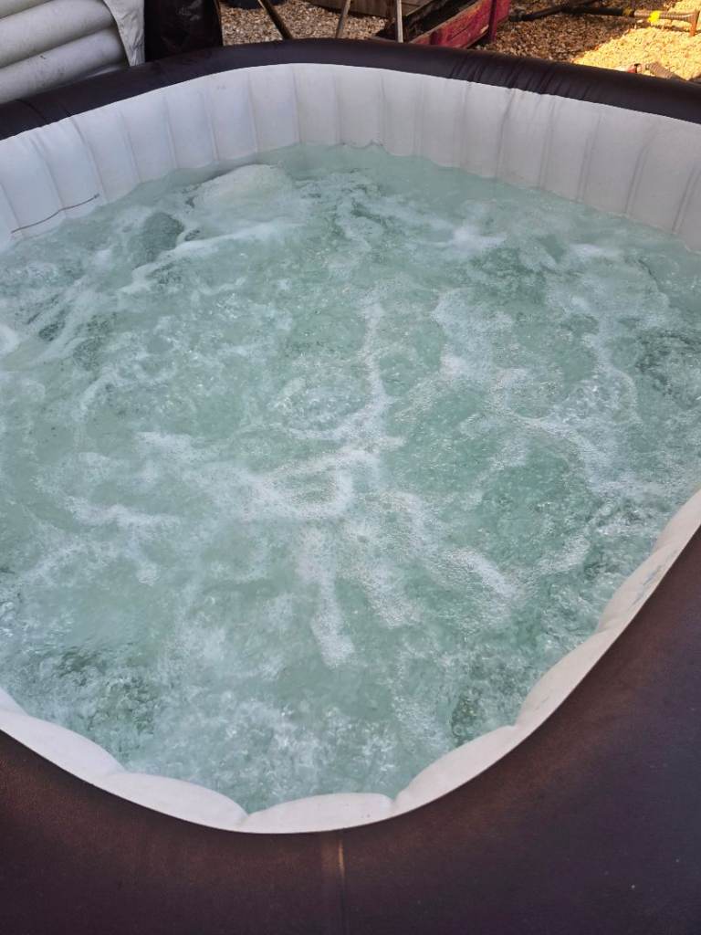 Lay-z-spa Maldives hot tub 