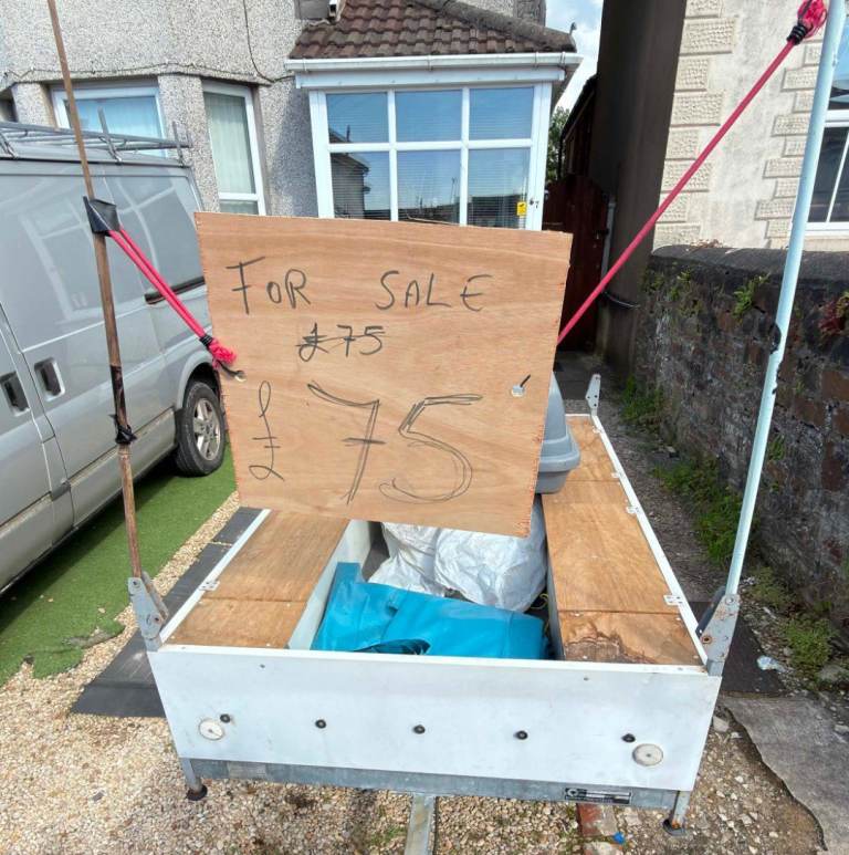 Small Trailer and medium roof box