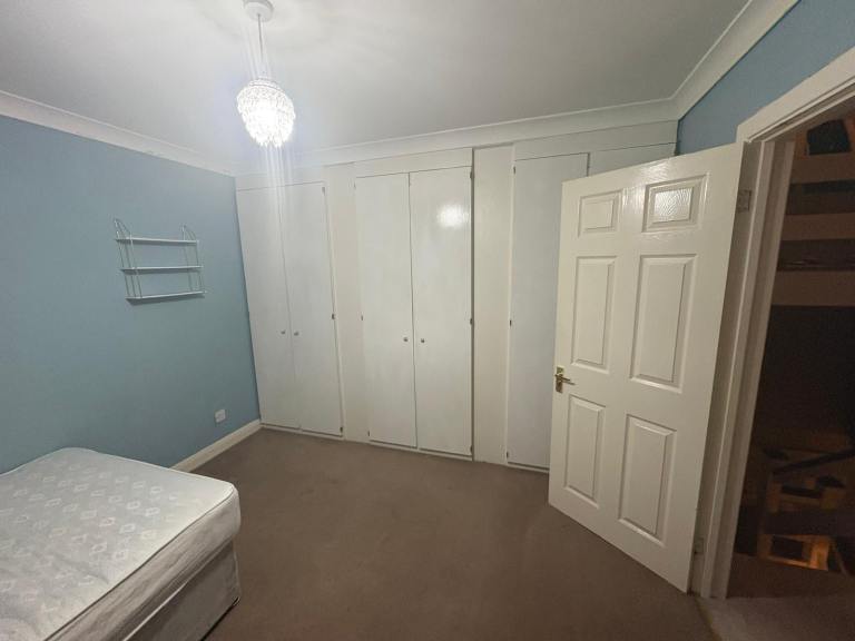 Double Room in Large semi-detached 4bedroom house-share 