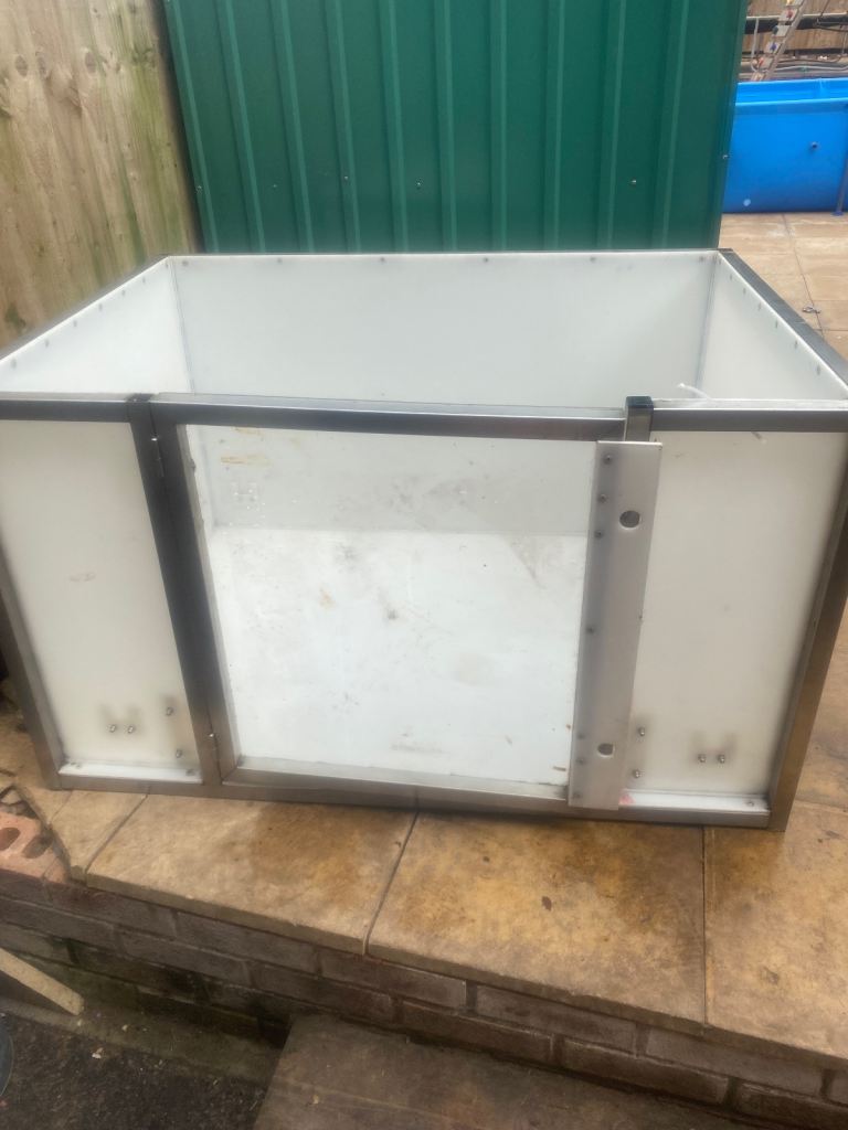 Large metal and plastic solid whelping box