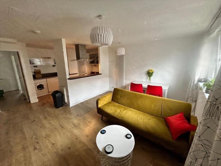 Huge two bedroom, en-suite, free parking 