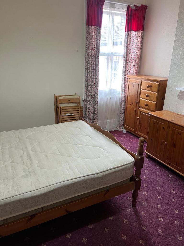 Large double room in West Norwood . Exclusive of gas and electric £750pcm. SE27 0HY.