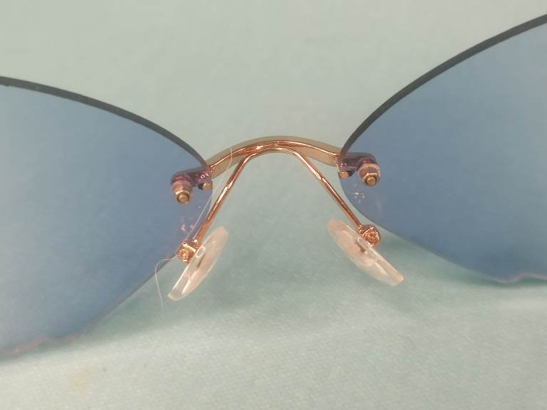 Very nice, stylish Women's Sunglass butterfly style. Brand new.