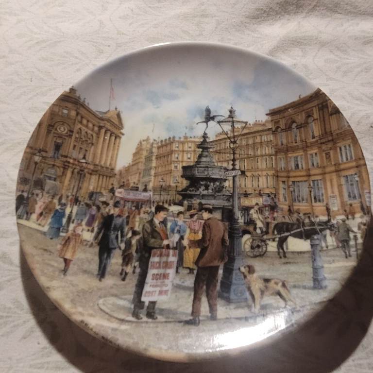 Davenport Pottery 'The Newspaper Seller' Plate - Limited Edition. (J7)