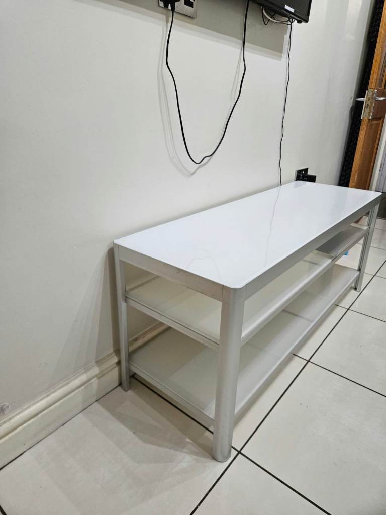 White Glass TV Stand / TV Unit – Excellent Condition – 120cm