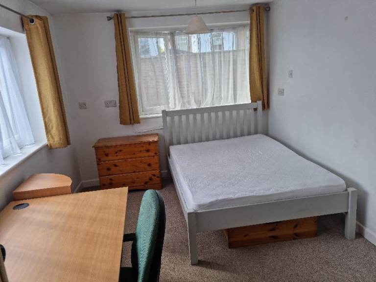 Lovely, spacious double Room to rent in Charminster, Bournemouth 
