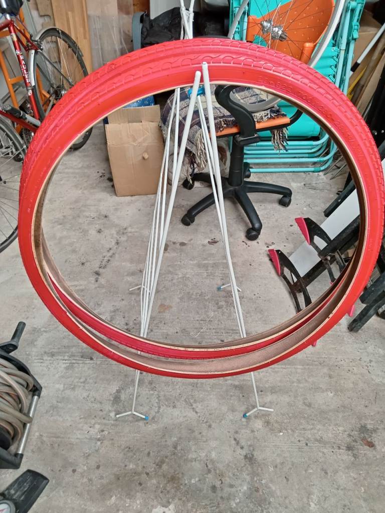 KENDA Kwest 700x28c Tyres Wired Red