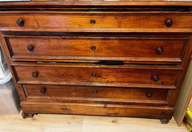 Walnut chest of drawers