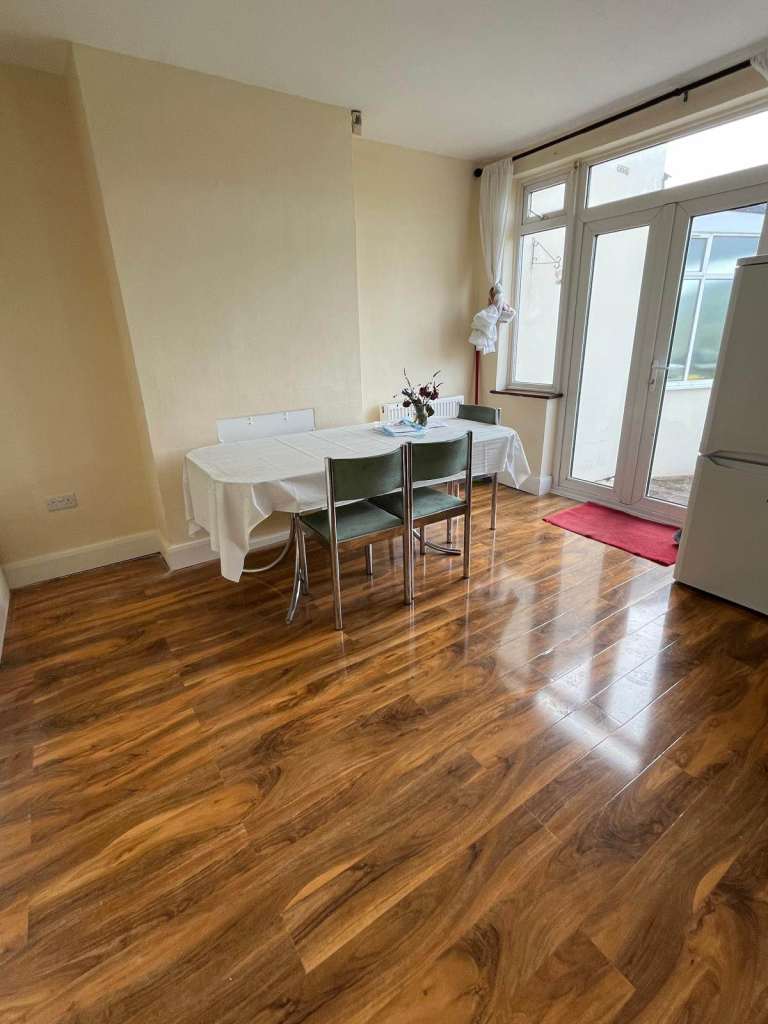 3 Bedroom Semi-Detached House To Rent – Edgware, Mollison Way