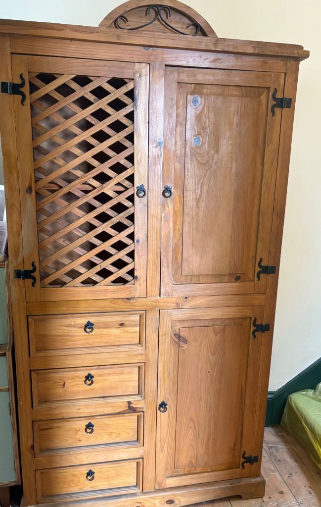 *REDUCED* Beautiful solid wood cupboard 