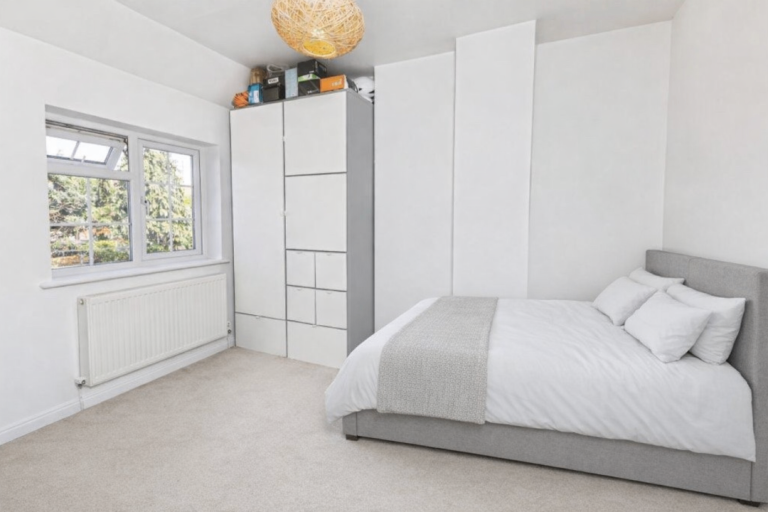 Large double bed room for rent 