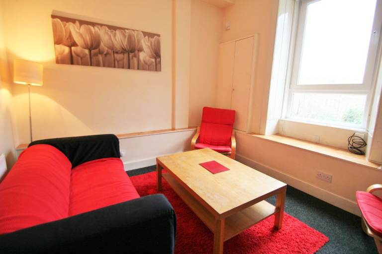 4 Bed HMO Flat Central Location off Leith Walk, Students or flat share, fully furnished