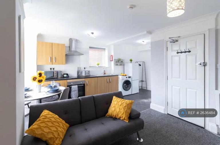 1 bedroom flat in Merton Road, Southsea, PO5 (1 bed) (#2636484)