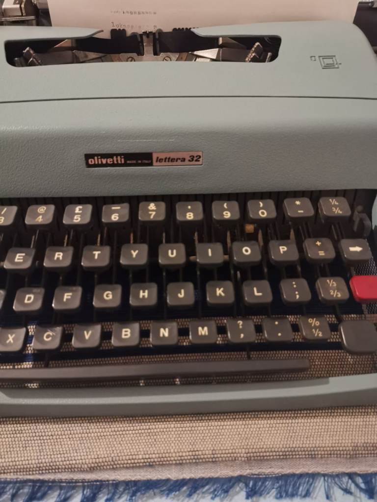 Typewriter Olivetti Lettera 32