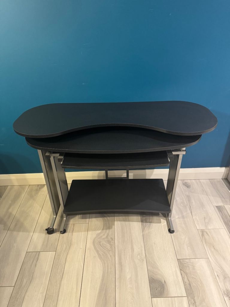 Computer Desk / Home Office Desk – Excellent Condition