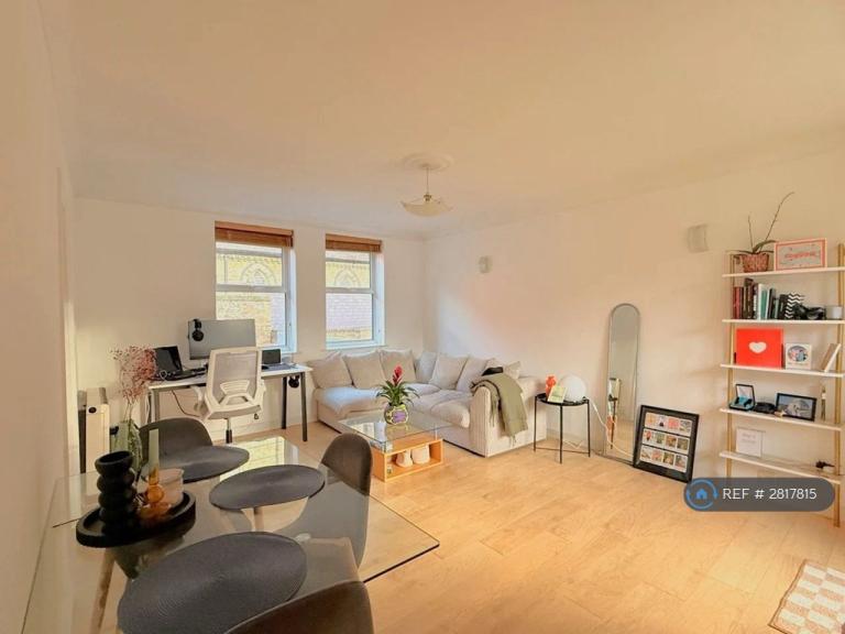 1 bedroom flat in Park Lodge, London, E1W (1 bed) (#2817815)