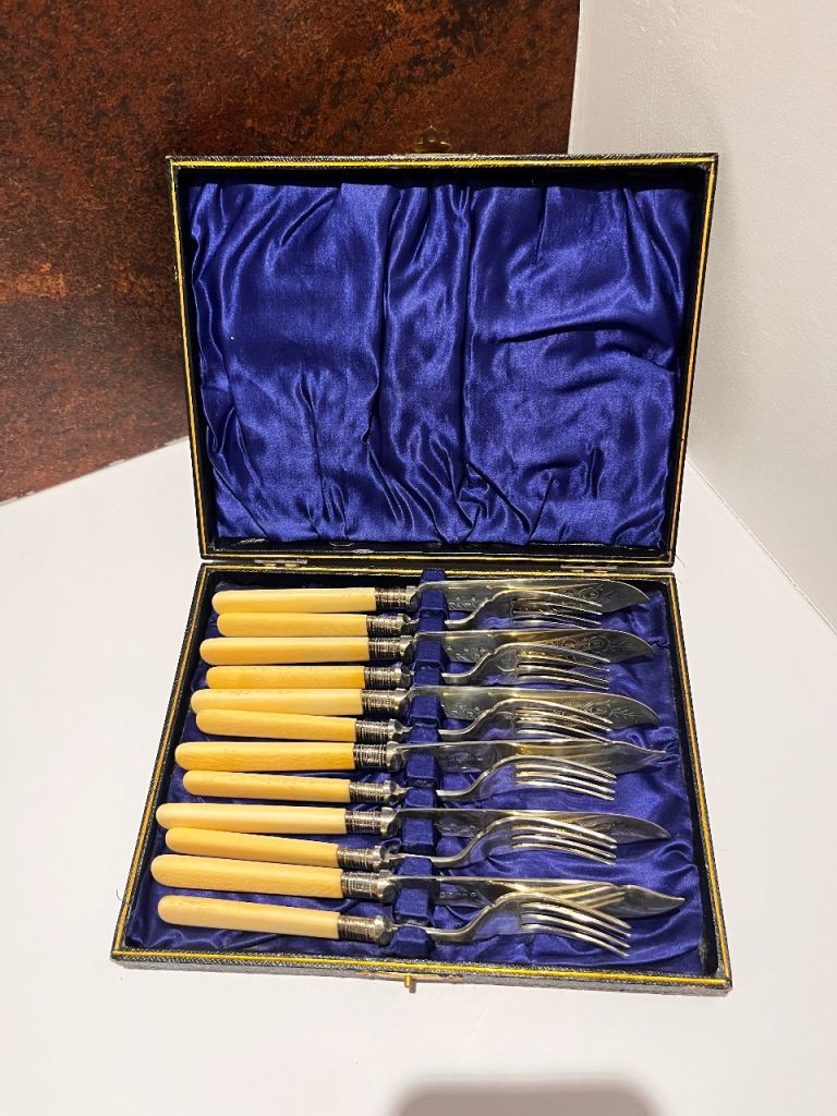 Vintage 12-Piece Set of Fish Cutlery Knives & Forks Marked EPNS