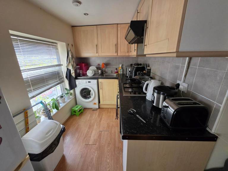 Stylish 1-Bed Flat on Sutton High Street – Steps from Sutton Shopping Centre!