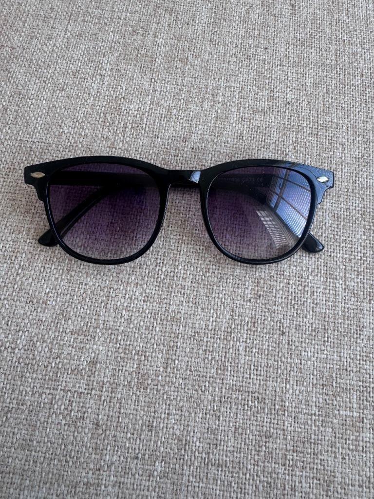 Unisex black cat eye styled sunglasses