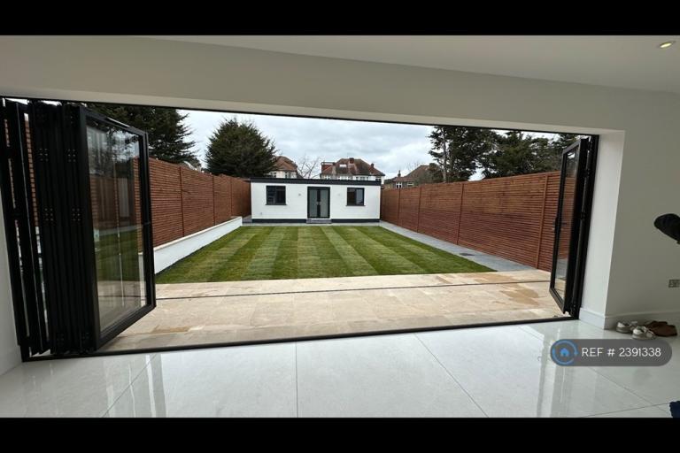 5 bedroom house in Tolworth Rise North, Surbiton, KT5 (5 bed) (#2391338)