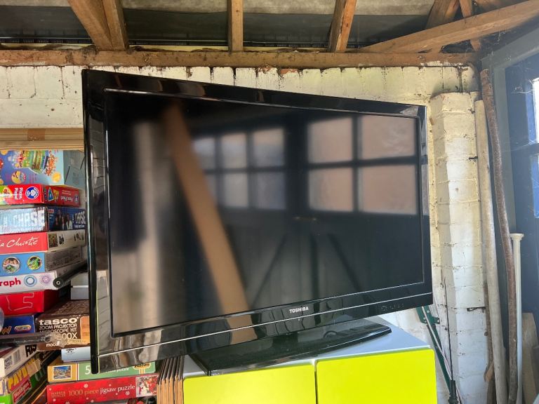 42” Toshiba flat screen tv - NOT SMART