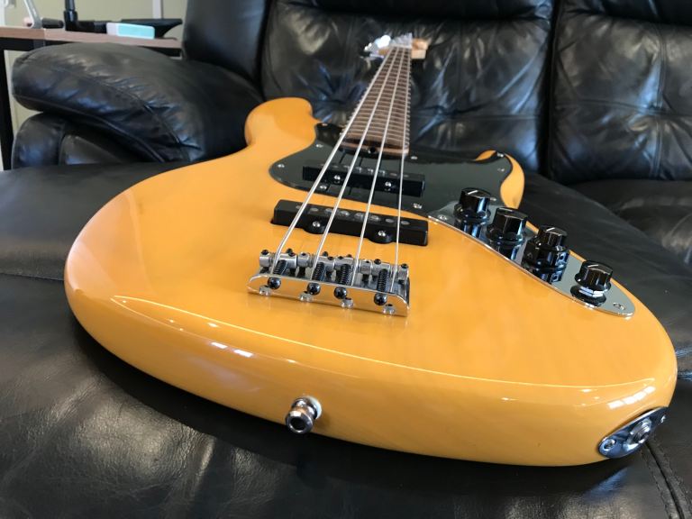 Fender USA Deluxe Jazz Bass® Ash, Rosewood Fingerboard, Butterscotch Blonde, 2004