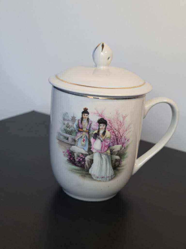 Vintage tea mug with lid and chinese themed print