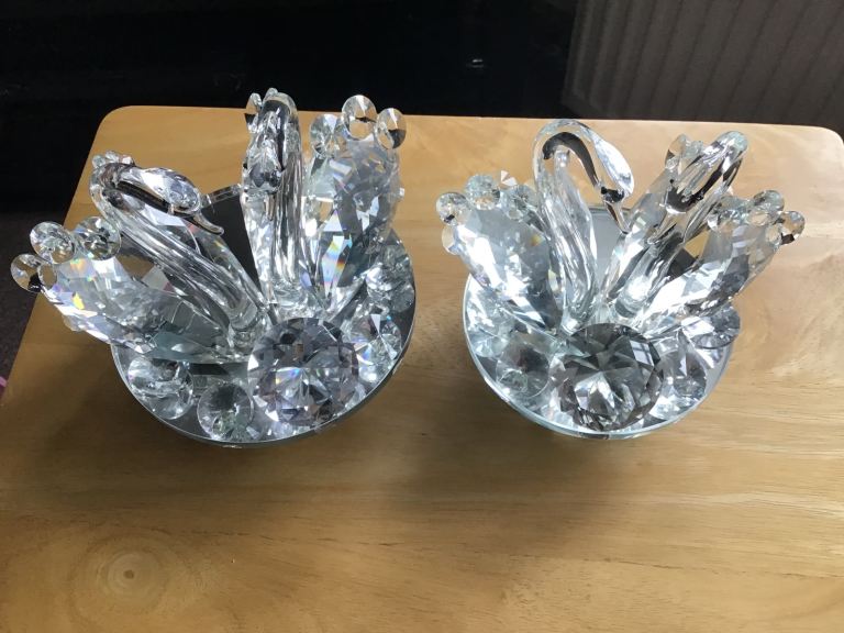 Glass swans on swivel plate x 2