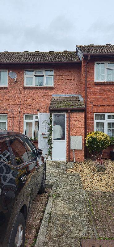 2 bedroom house + Conservatory UB4