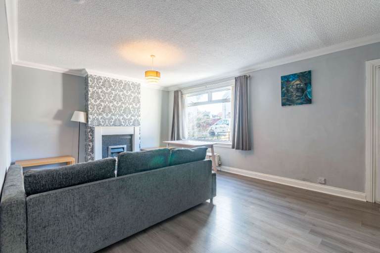Extremely desirable, 3 bedroom, (not HMO) mid-terraced property in Niddrie - available October