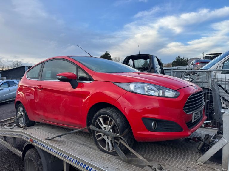 Ford fiesta mk7.5 1.2 2015 red BREAKING FOR PARTS 