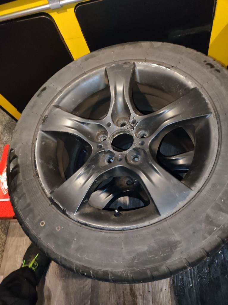 2 alloy wheels with 225 55 17 vivaro trafic primastar 