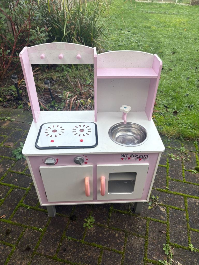 Kids basic kitchen 