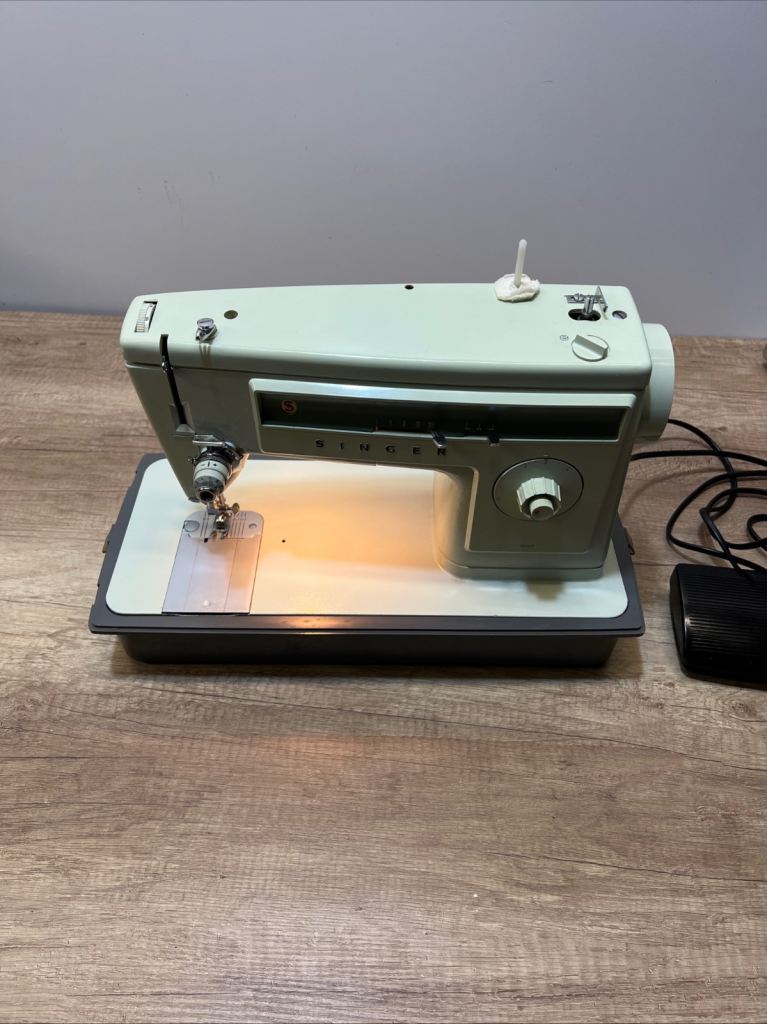 Singer 507 Sewing Machine vintage inc case With Foot Pedal 