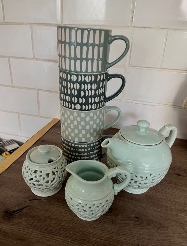 Lovely Green Ceramic Mugs and Teapot Set – As Good As New